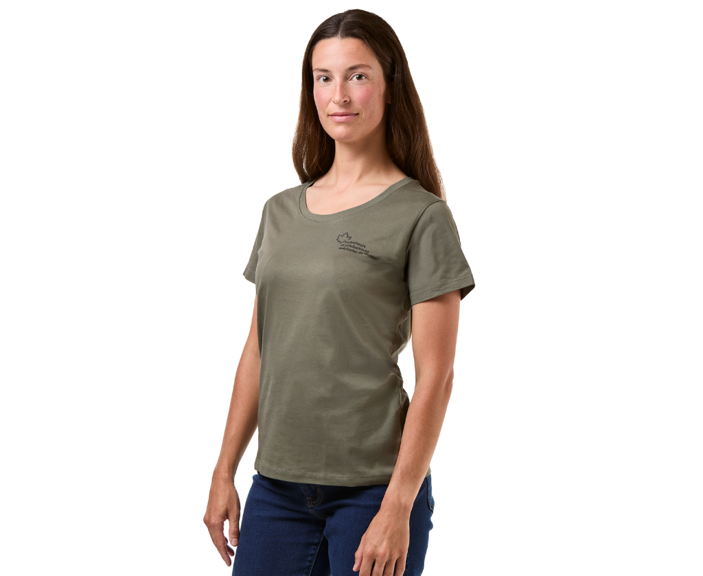 Producteurs et productrices acéricoles du Québec - S05501 T-shirt en coton biologique à encolure dégagée femme - SE. S16333 (AVG) - SE. S16334 (NUQUE) (SAUGE)